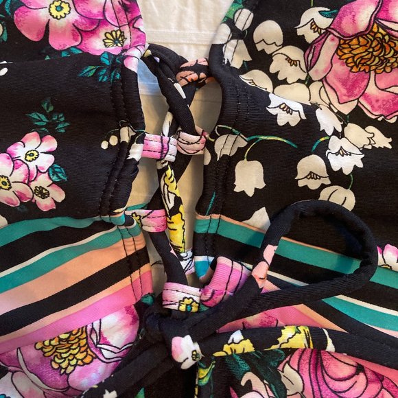 Kenneth Cole Reaction Women's One Piece Swimsuit -EUC - Picture 3 of 7